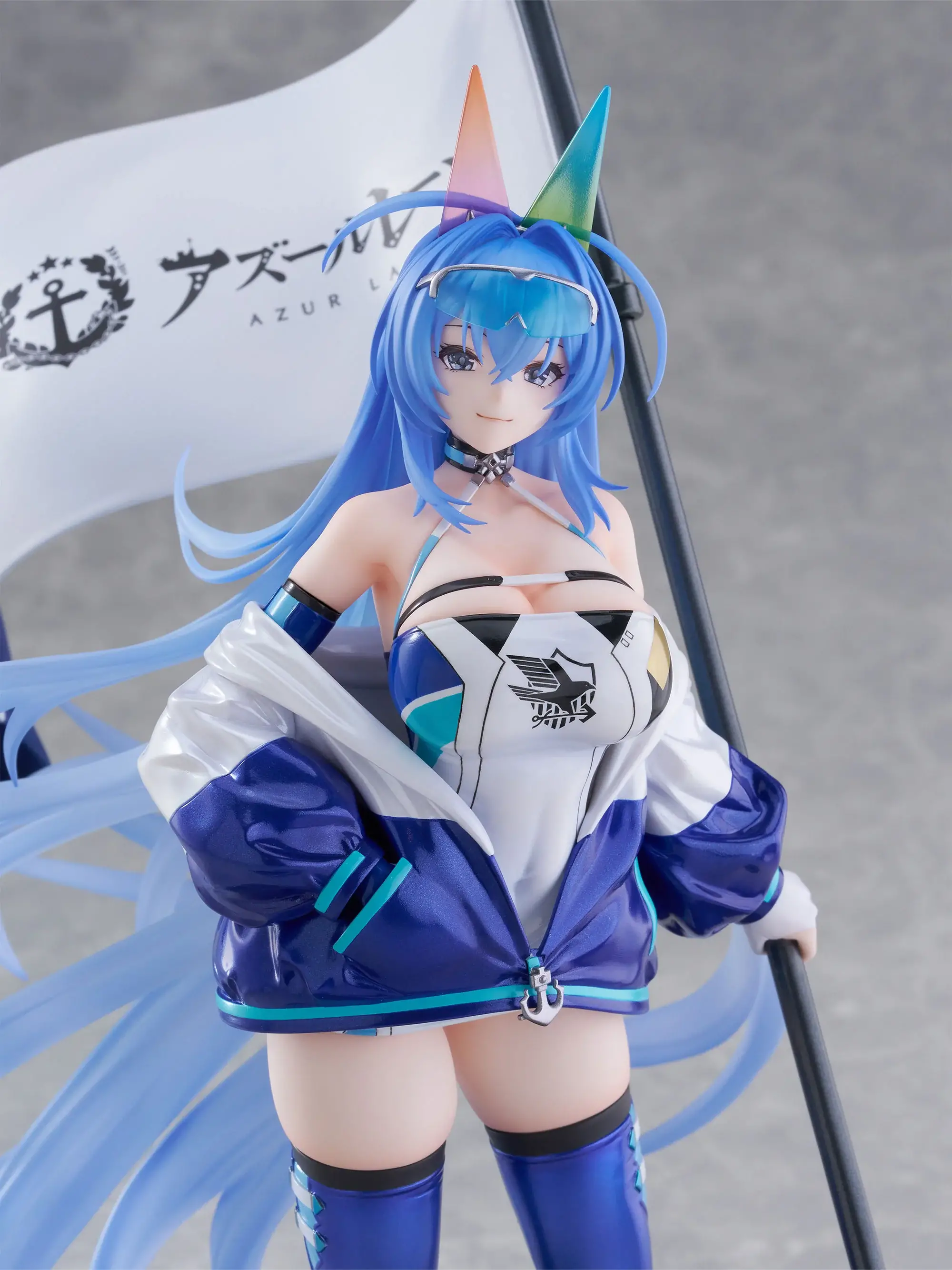 Figurine New Jersey IRF2024ver. d'Azur Lane par F:NEX (Furyu), tenue race queen bleue métallisée avec drapeau de course